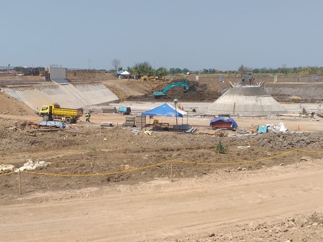 Foto : Progres pembangunan Bendungan Kembang Kempis Kecamatan Jakenan (Sumber : mitrapost.com/ Istimewa)
