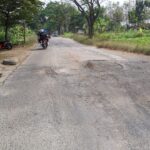 Foto : Perbaikan jalan dengan menggunakan jalur Inpres di salah satu titik di Kabupaten Pati (Sumber : mitrapost.com/ Istimewa)