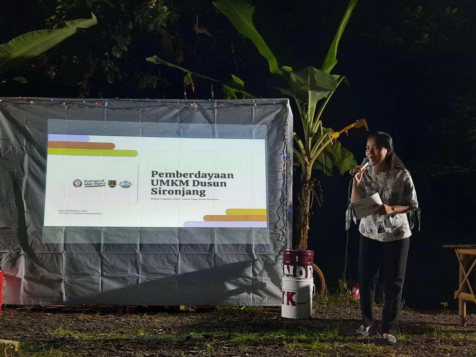 Foto: Mahasiswa IDBU Undip Melakukan Sosialisasi Terkait dengan Pemberdayaan UMKM (Sumber: istimewa)