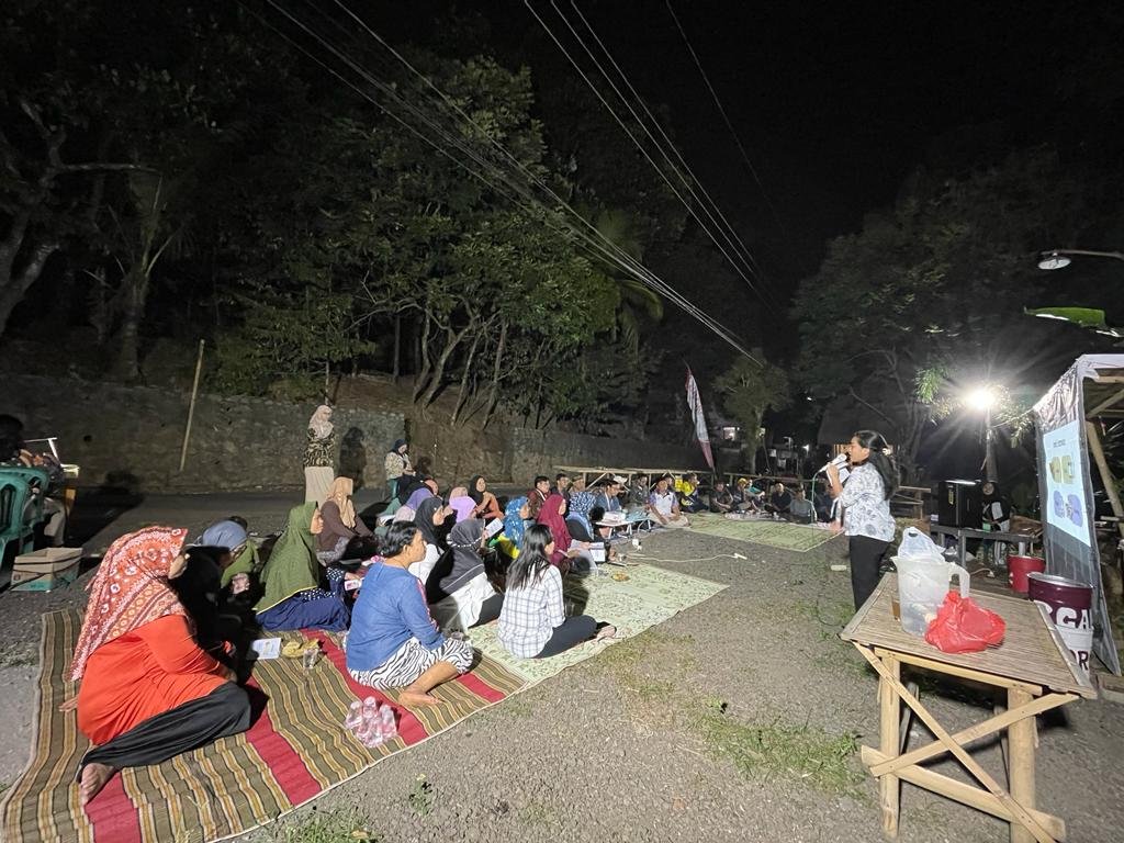 Foto: Mahasiswa IDBU Undip Melakukan Sosialisasi Terkait dengan Pemberdayaan UMKM