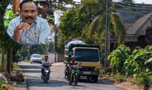 Foto : Ilustrasi truk pengangkut material tambang di Kecamatan Sukolilo Pati (Sumber : mitrapost.com/ Asy) Foto : Ilustrasi truk pengangkut material tambang di Kecamatan Sukolilo Pati (Sumber : mitrapost.com/ Asy)