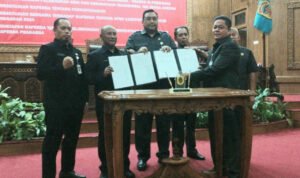 Foto : Kondisi penandatangaan nota kesepakatan Propemperda 2024, Senin (27/11/2023) (Sumber : Putri Asia / Mitrapost)