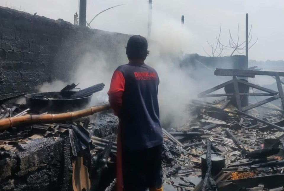 Foto : Kondisi pemadaman dan pendinginan kebakaran pabrik warneng dan jagung (Sumber : Dok. Damkar Pos Juwana)
