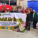 Foto : Penyaluran Air bersih oleh STAI Pati di Desa Gebang Kecamatan Gabus (Sumber: mitrapost.com/ Dok. STAI Pati)