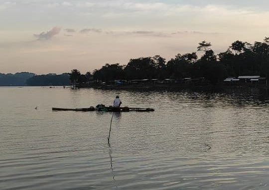 Foto :  Nelayan kecil saat mencari ikan di Waduk Gembong  (Sumber : Putri Asia / Mitrapost)