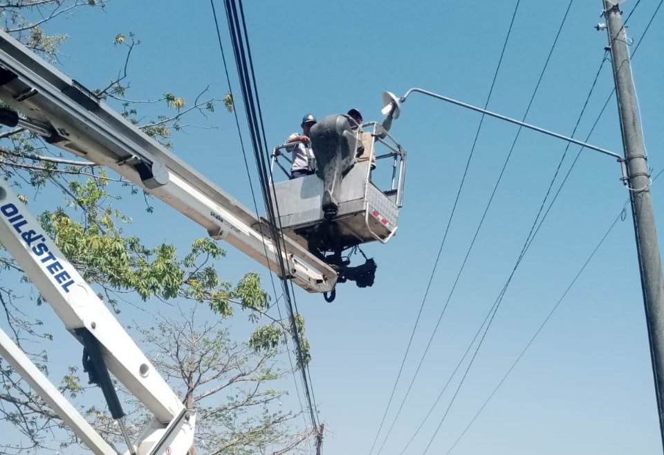 Foto : Penerangan jalan umum yang sedang diperbaiki (Sumber : Dokumentasi Dishub Pati)
