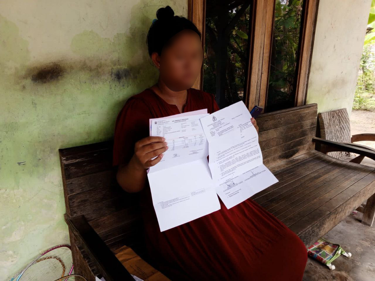 Foto : Wanita korban (RS) Desa Bumiharjo, Kecamatan Winong, Kabupaten Pati menunjukkan hasil laporan dan visum ke kepolisian (Sumber : Istimewa)