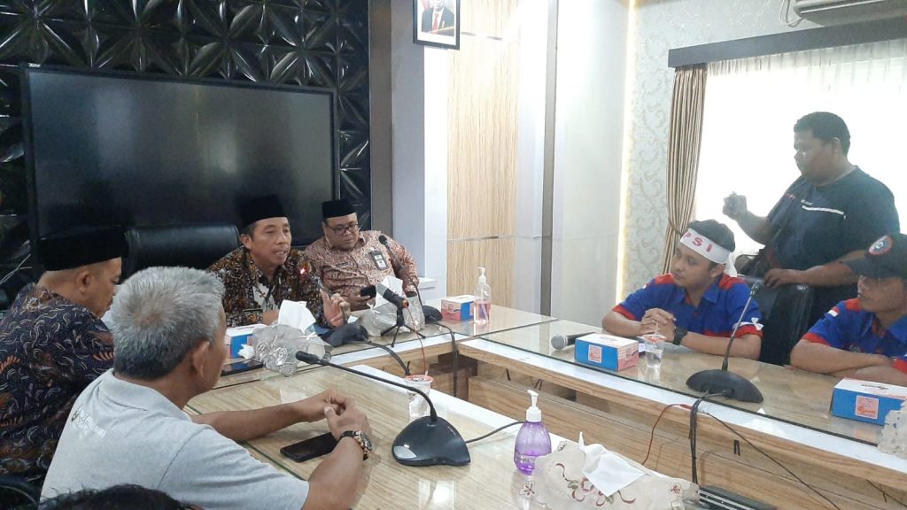 Foto: Perwakilan SPSI sedang mendengarkan respon dari Bupati Rembang H.Abdul Hafidz di ruang rapat Bupati (Sumber: rembangkab)