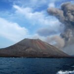 Foto: Ilustrasi kondisi Gunung Anak Krakatau (Sumber: iStock)