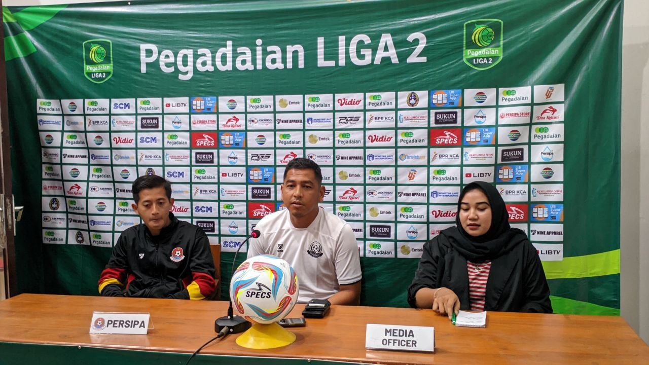Foto : Pelatih Persipa Pati bersama dengan perwakilan pemain saat PMPC (Sumber : mitrapost.com/ Asy)