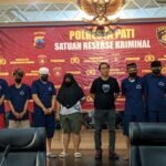 Foto : Pemuda pelaku klitih diamankan Polresta Pati dalam momen Konferensi Pers (Sumber : mitrapost.com/ Asy)