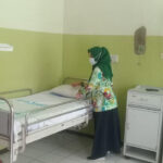 Foto: salah satu tenaga medis saat merapikan bed di ruang isolasi bagi pasien Covid-19 (Mitrapost.com/ istimewa)