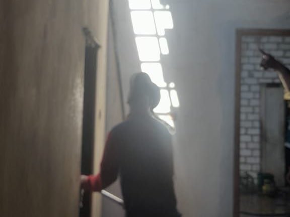 Foto : Saat pemadaman dan pendinginan rumah (kamar) di Desa Telogorejo, Kecamatan Jakenan (Sumber : Dok. Damkar Pati)