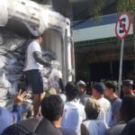 Foto: Bagi-bagi ikan gratis (Sumber: mitrapost/kafi)