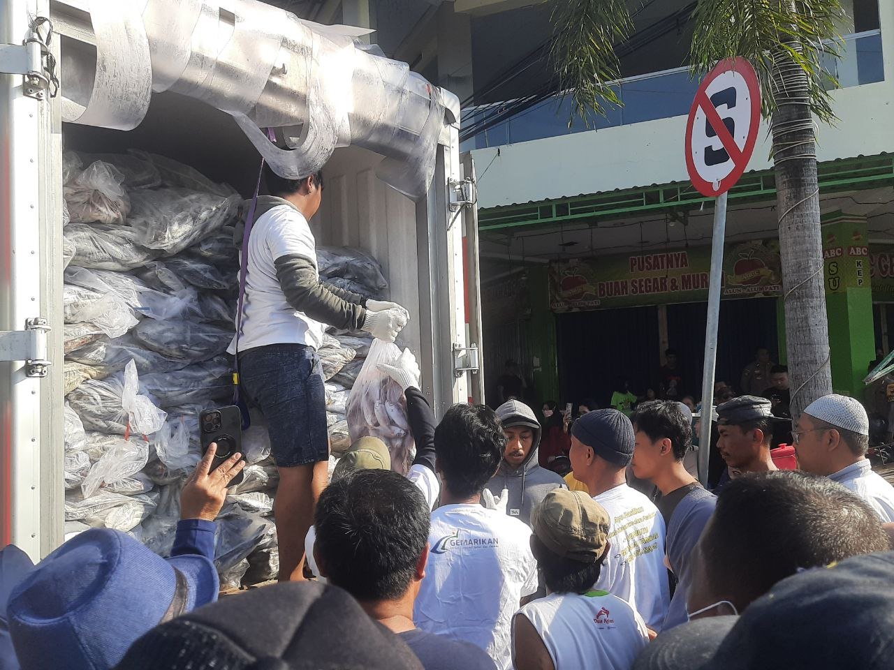 Foto: Bagi-bagi ikan gratis (Sumber: mitrapost/kafi)