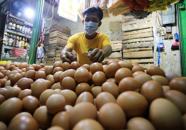 Foto : Pedagang telur di pasaran (Sumber : Istimewa)
