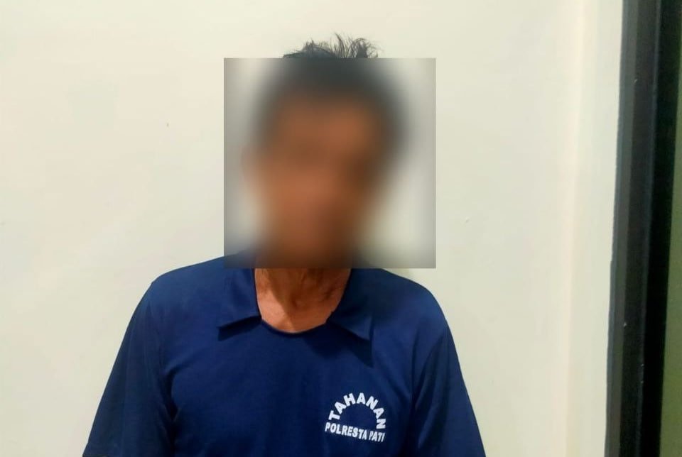 Foto: tersangka SY (58) mantan Kepala Desa Tambakromo (Sumber: mitrapost/kafi)