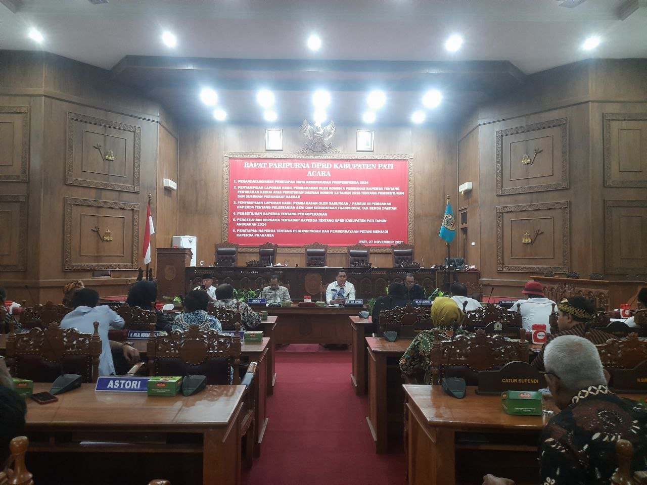 Foto: Puluhan Kades di Pati Geruduk Gedung DPRD (Sumber: mitrapost/kafi)