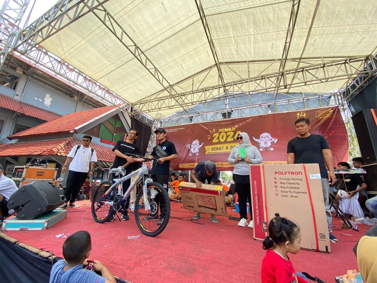 Foto : Kegiatan jalan sehat dalam rangka sosialisasi Pemilu 2024 oleh KPU Pati (Sumber: mitrapost.com/ Asy)