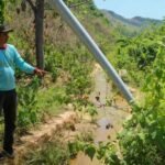 Foto : Kades Karangawen saat menunjukkan saluran sumber air buat warga (Sumber : Mitrapost.com / Istimewa)
