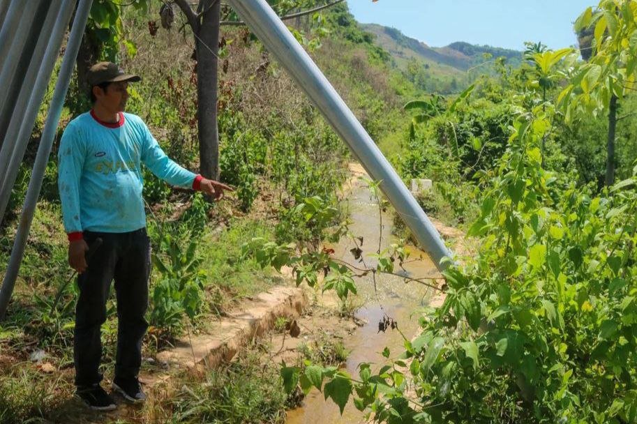 Foto : Kades Karangawen saat menunjukkan saluran sumber air buat warga (Sumber : Mitrapost.com / Istimewa)