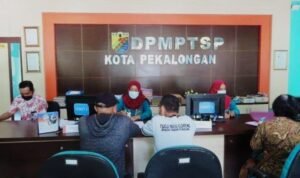 Foto: Pelayanan di DPMPTSP Pekalongan (Sumber: jatengprov)