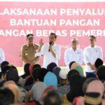 Foto: Jokowi Salurkan Bantuan Pangan Cadangan Beras di Salatiga (Sumber: jatengprov)