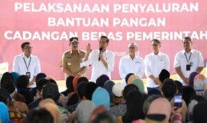 Foto: Jokowi Salurkan Bantuan Pangan Cadangan Beras di Salatiga (Sumber: jatengprov)