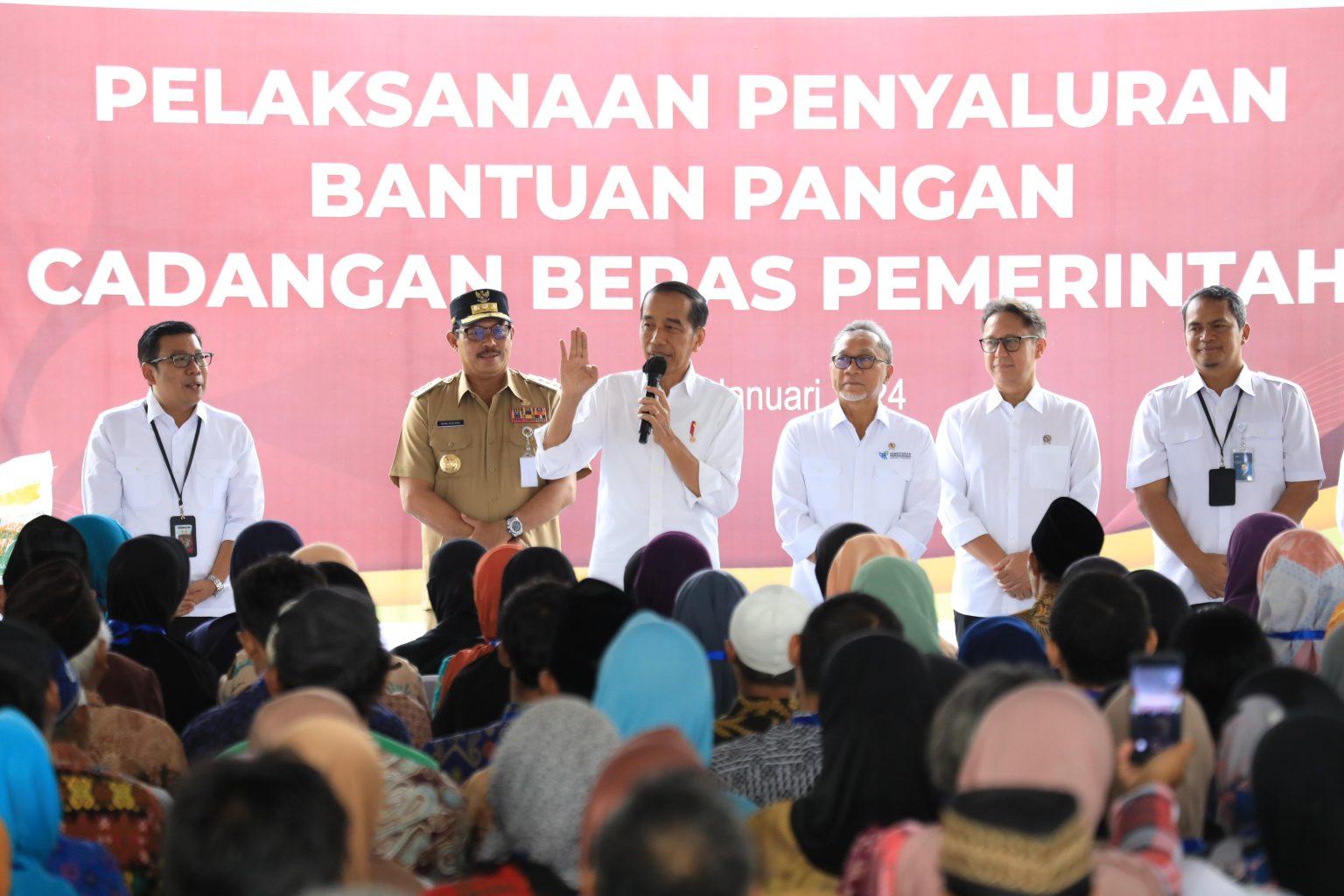 Foto: Jokowi Salurkan Bantuan Pangan Cadangan Beras di Salatiga (Sumber: jatengprov)