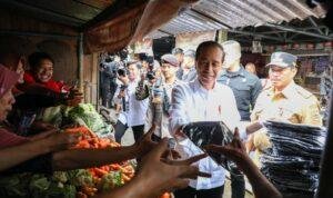 Foto: Jokowi saat mengunjungi Pasar Blabak Mungkid Magelang (Sumber: jatengprov)