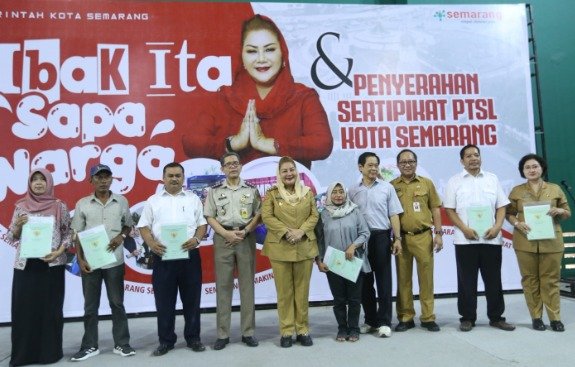 Foto: Penyerahan Sertifikat PTSL 2023 (Sumber: jatengprov)