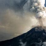 Foto: Ilustrasi erupsi gunung (Sumber: istock)
