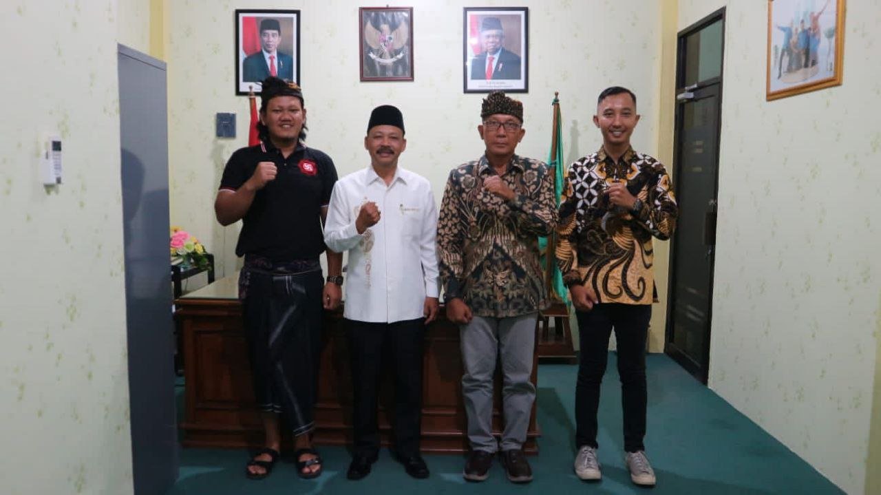 Foto : Foto bersama dalam kegiatan lintas agama dan baca puisi bagi warga Palestina di Kemenag Pati (Sumber : Dok. Kemenag Pati)