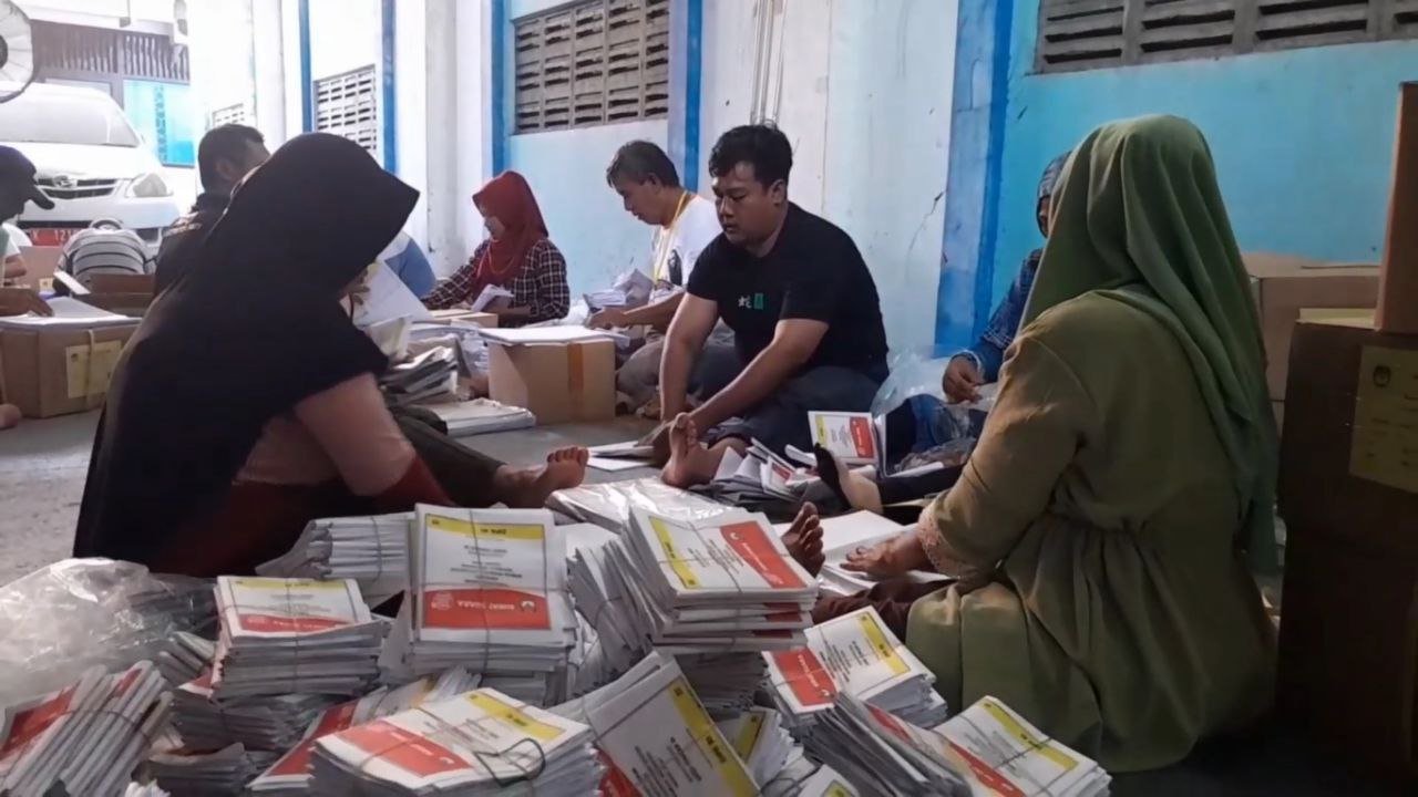 Foto: Suasana pelipatan surat suara (Sumber: mitrapost/kafi)
