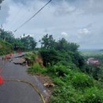 Foto : Jalan Beketel - Maitan yang longsor hingga ganggu aktivitas pengguna jalan (Sumber : Mitrapost.com)