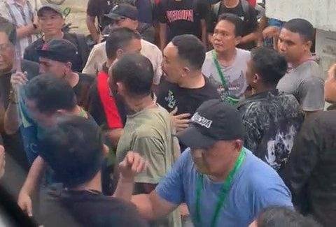 Foto : Tangkapan layar kericuhan saat Persipa Pati usai official training di Stadion Klabat Manado (Sumber : mitrapost.com/ Istimewa)