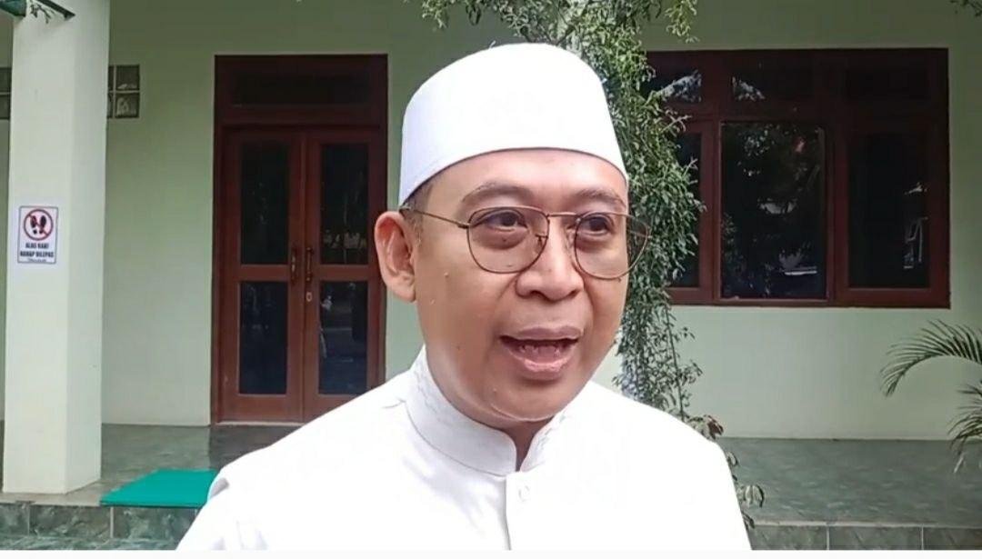 Foto : KH Abdul Ghaffar Rozin, Pemimpin Ponpes Maslakul Huda Kajen Kabupaten Pati dan Suasana di sekitar Ponpes. Dok : (Mitrapost.com/Ilham)