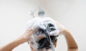 mencuci rambut