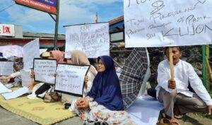 Foto: Suasana doa bersama para pedagang di Jalan Medang Kamulan, Sabtu (3/2/2024) (Sumber: magelangkab)