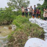 Foto: Penjabat Gubernur Jawa Tengah, Nana Sudjana, mengunjungi Kawasan bencana banjir di Desa Kedung Tukang Kecamatan Jatibarang, Kabupaten Brebes (Sumber: jatengprov)