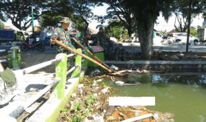 TNI membersikan sisa banjir