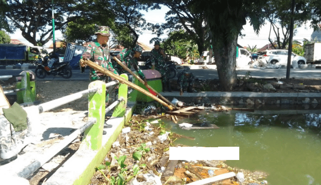 TNI membersikan sisa banjir