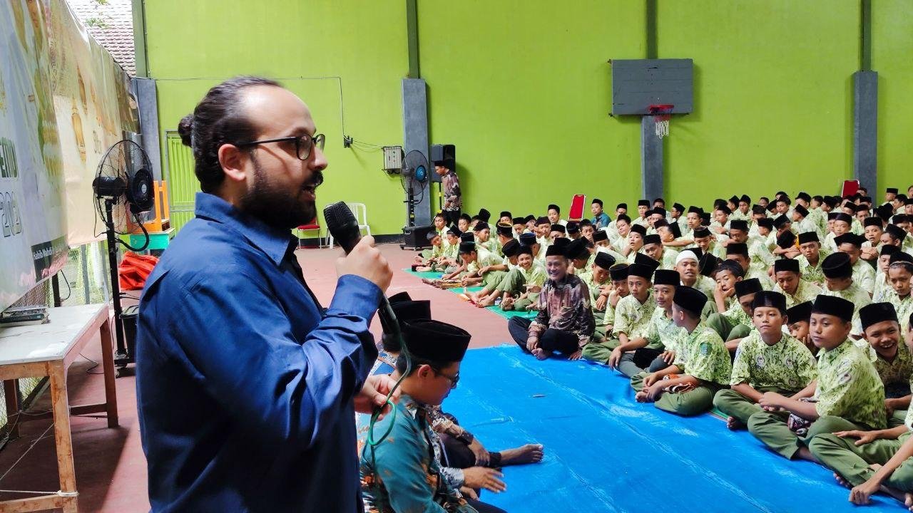 Foto: Dosen Fakultas Ilmu Sosial dan Politik, Aniello Lannone (Sumber: mitrapost/kafi)
