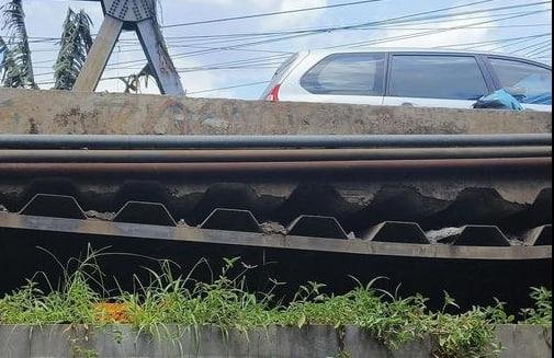 Foto: Jembatan Cipendawa Bekasi Amblas (Sumber: istimewa)