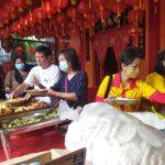 Foto : Beberapa orang sedang menikmati makanan di Klenteng Hok Tik Bio Pati Dok : (Mitrapost.com/ilham)