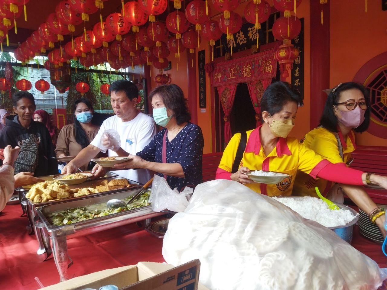 Foto : Beberapa orang sedang menikmati makanan di Klenteng Hok Tik Bio Pati Dok : (Mitrapost.com/ilham)
