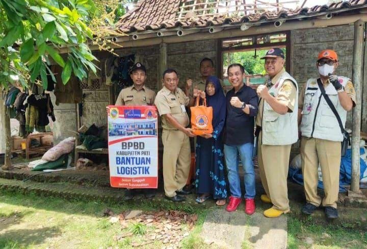 Foto: Tertimpa Pohon Sawo, Rumah Janda Tua di Desa Prawoto Ambruk (Sumber: mitrapost/kafi) Foto: Tertimpa Pohon Sawo, Rumah Janda Tua di Desa Prawoto Ambruk (Sumber: mitrapost/kafi)