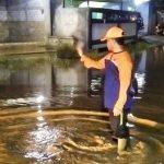 Foto : Petugas sedang mengecek banjir (Mitrapost.com/Istimewa)