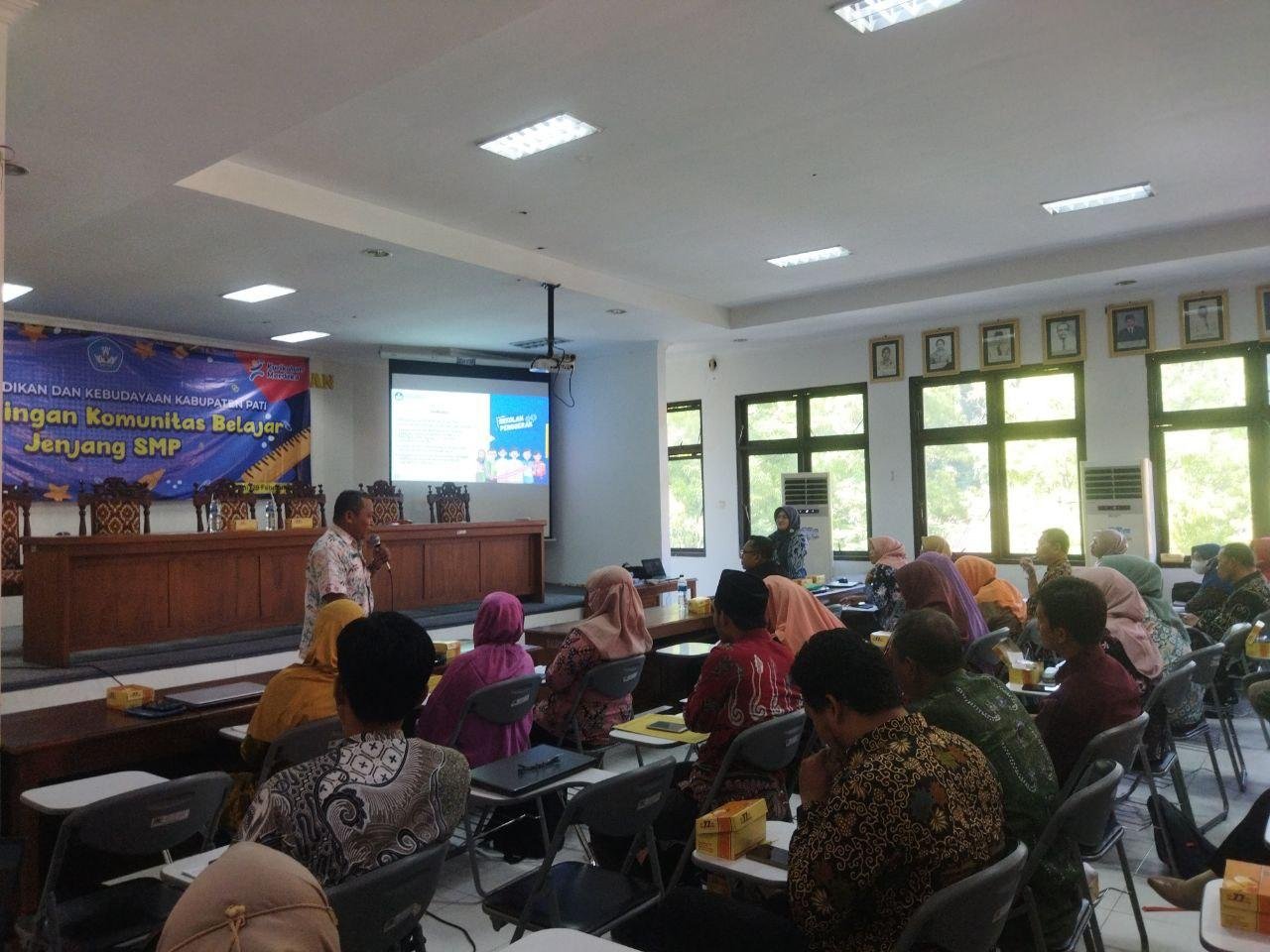 Foto: Perkumpulan Komunitas Belajar SMP di Disdikbud Kabupaten Pati, Kamis (29/02024). (Mitrapost.com/ilham)
