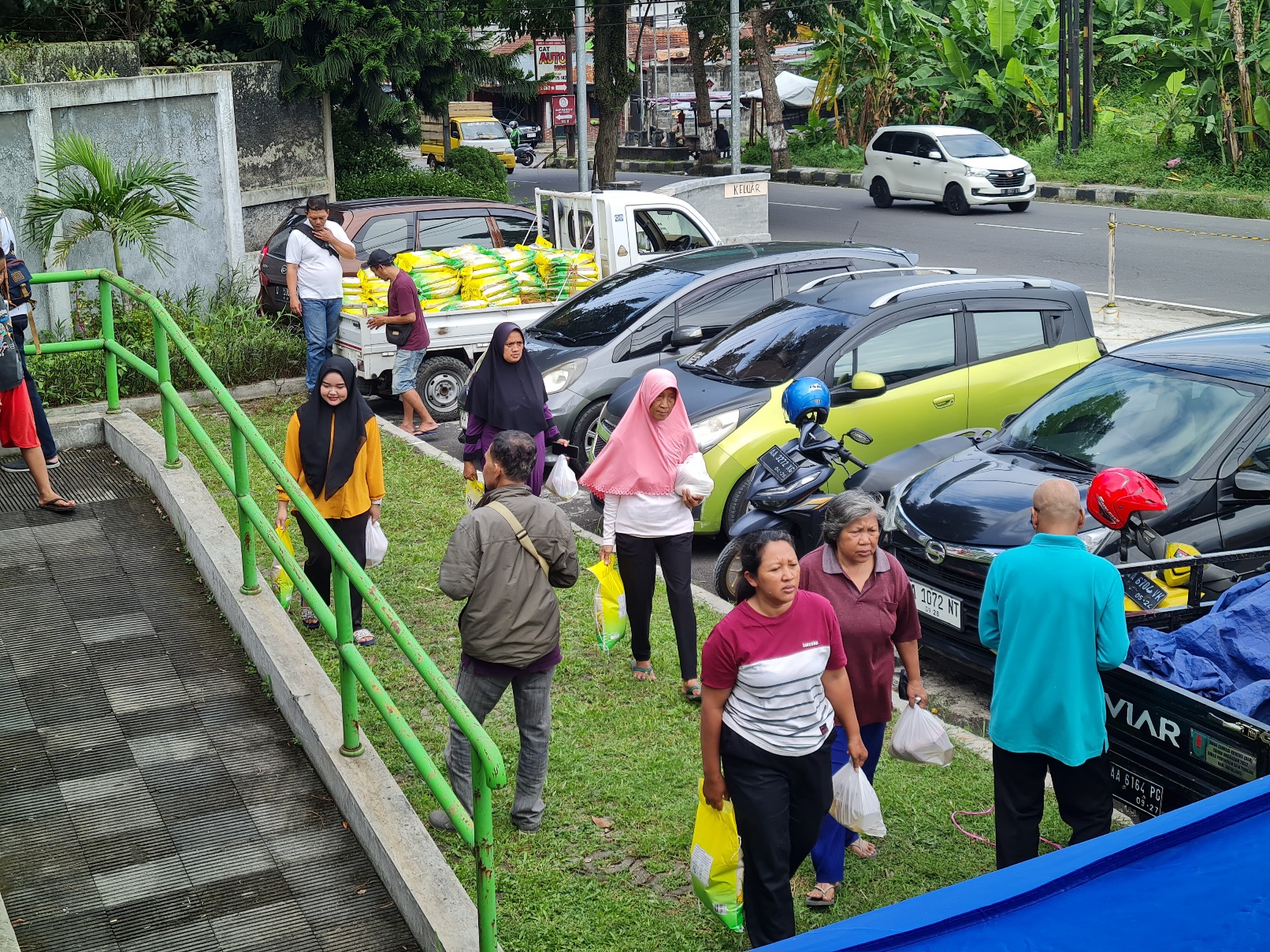 Foto: Warga antusias mendatangi KUKM Center untuk mendapatkan bahan pokok dengan harga murah (Sumber: magelangkab)